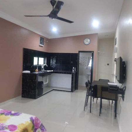Yasmeen Studio Roomstay Kijal - Room 1 - For Two Person Islam Guest Only Exterior foto